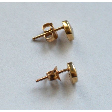 Gold earrings with diamonds
