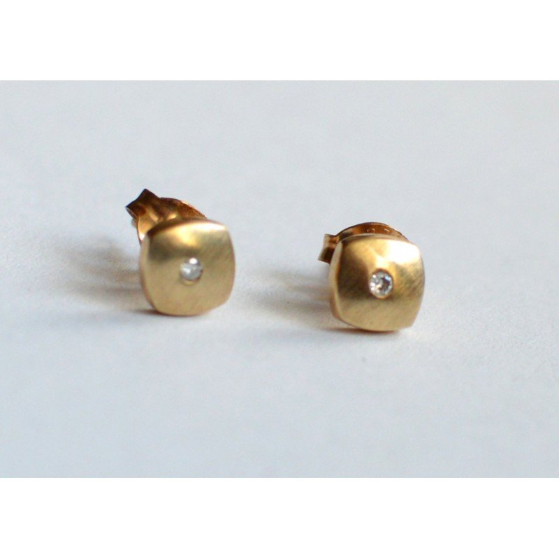 Gold earrings with diamonds