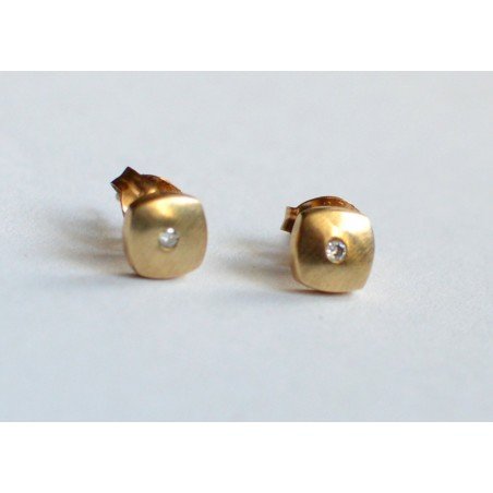 Gold earrings with diamonds