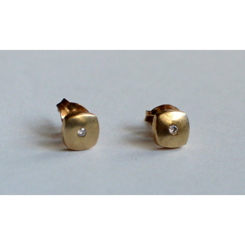 Gold earrings with diamonds