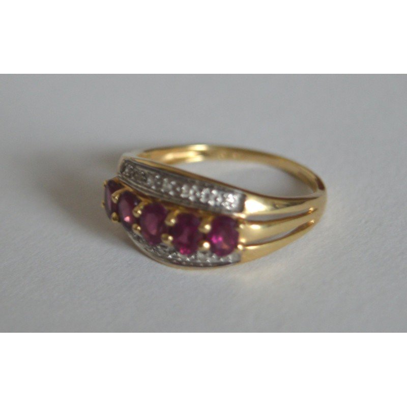 Gold ring with diamonds