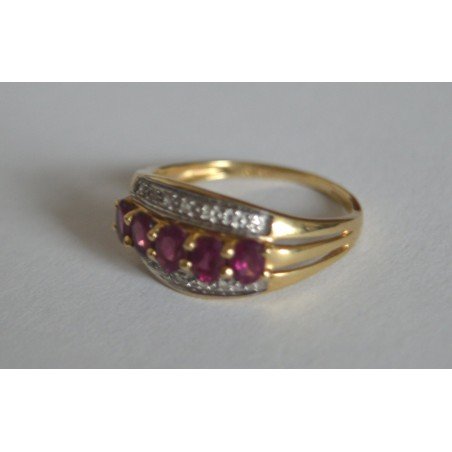 Gold ring with diamonds