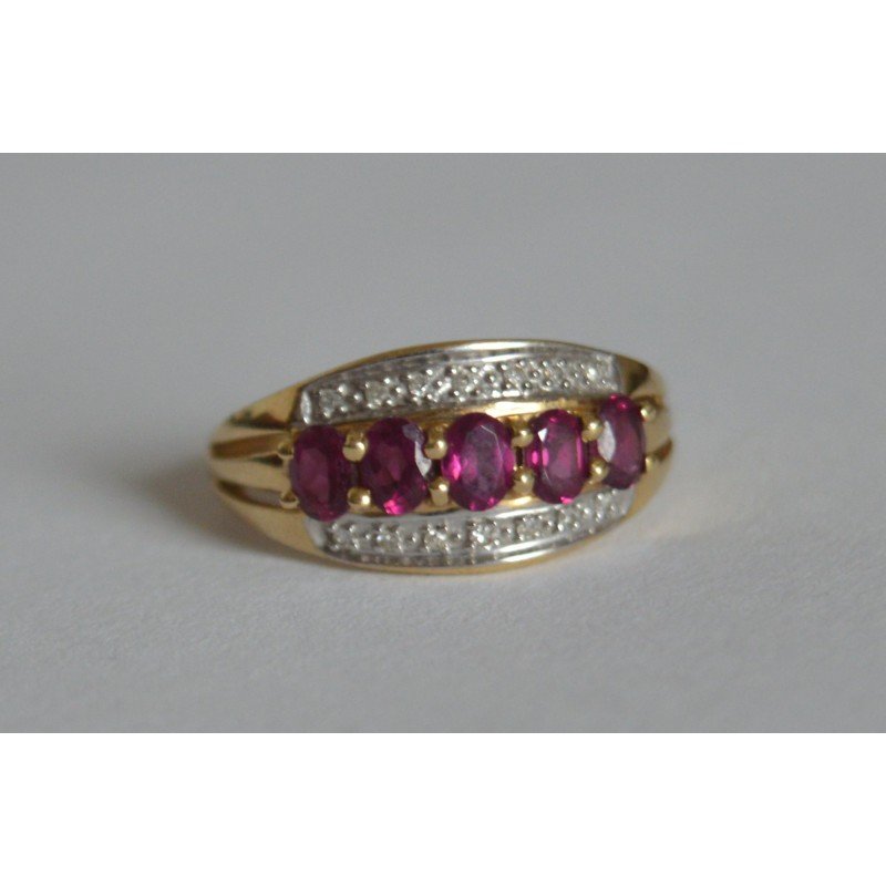 Gold ring with diamonds