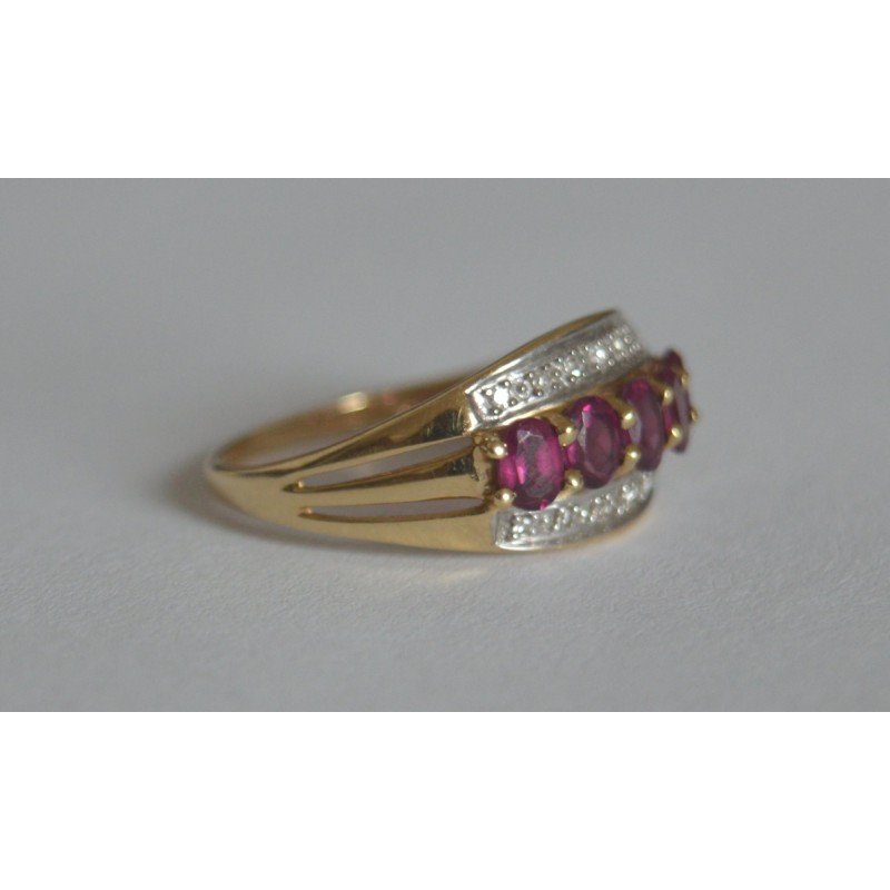 Gold ring with diamonds