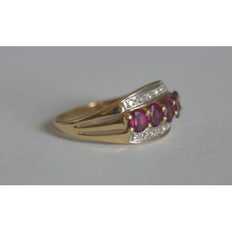 Gold ring with diamonds
