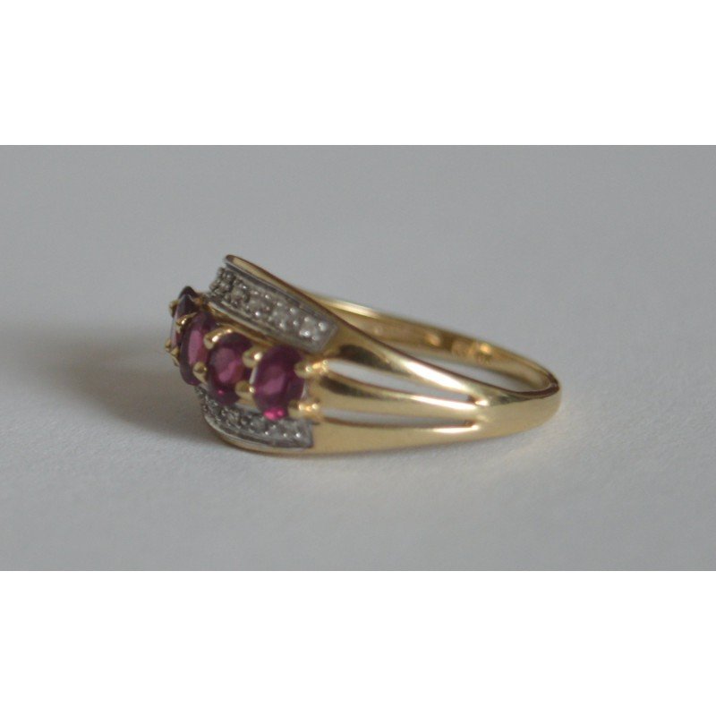 Gold ring with diamonds
