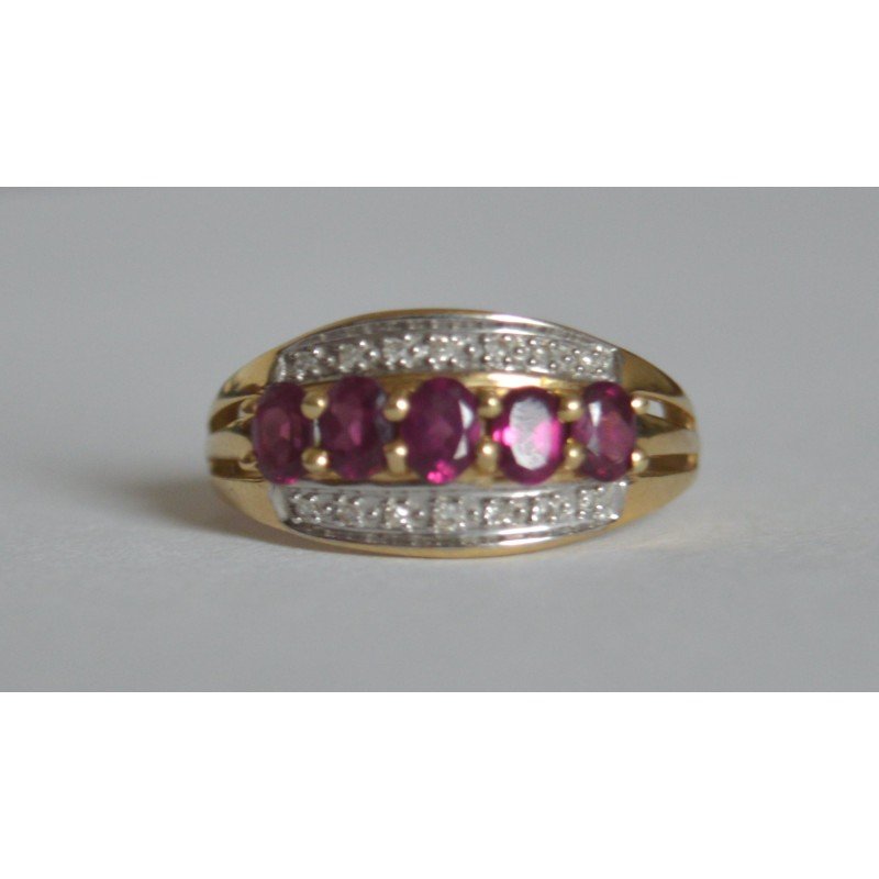 Gold ring with diamonds