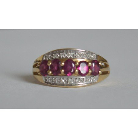 Gold ring with diamonds