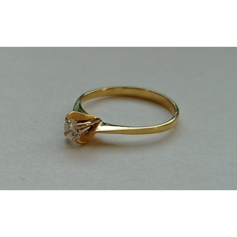 18k gold engagement ring with diamond