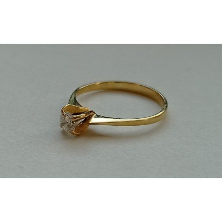 18k gold engagement ring with diamond
