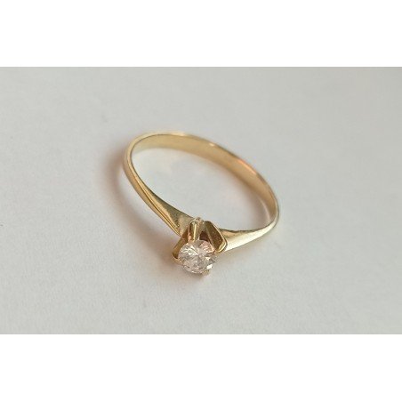 18k gold engagement ring with diamond
