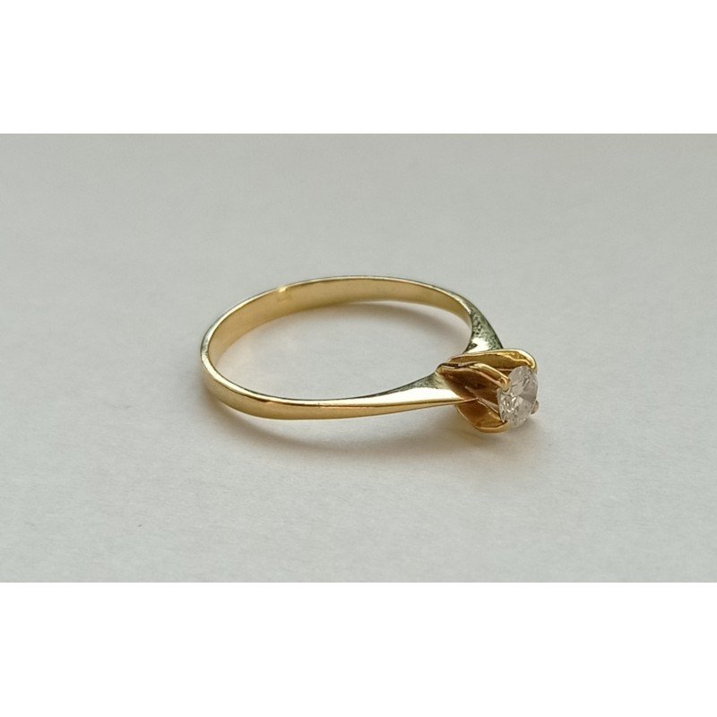 18k gold engagement ring with diamond