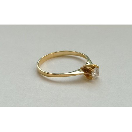18k gold engagement ring with diamond