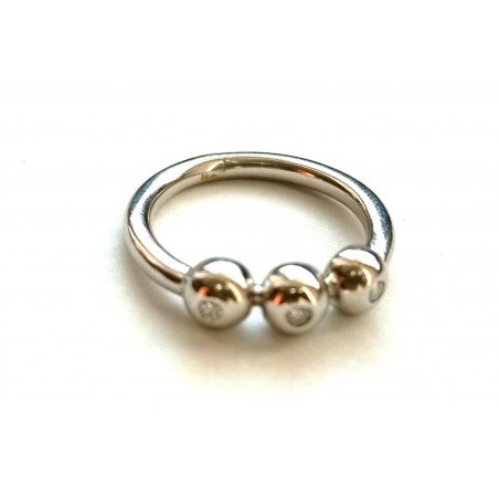 18k white gold ring with diamonds