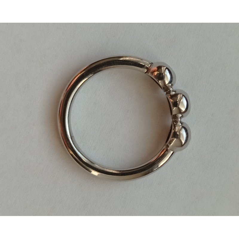 18k white gold ring with diamonds