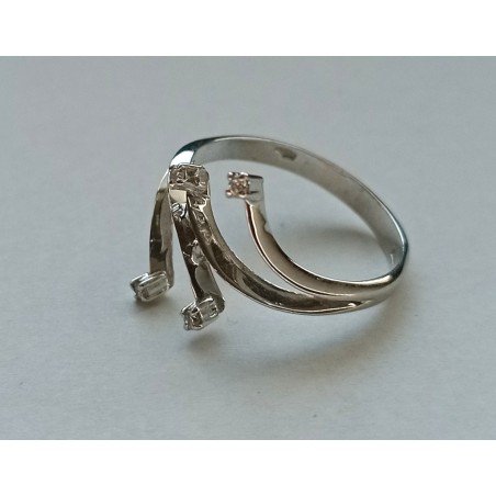 18k white gold ring with diamonds
