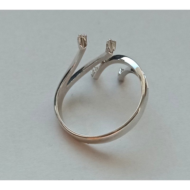 18k white gold ring with diamonds