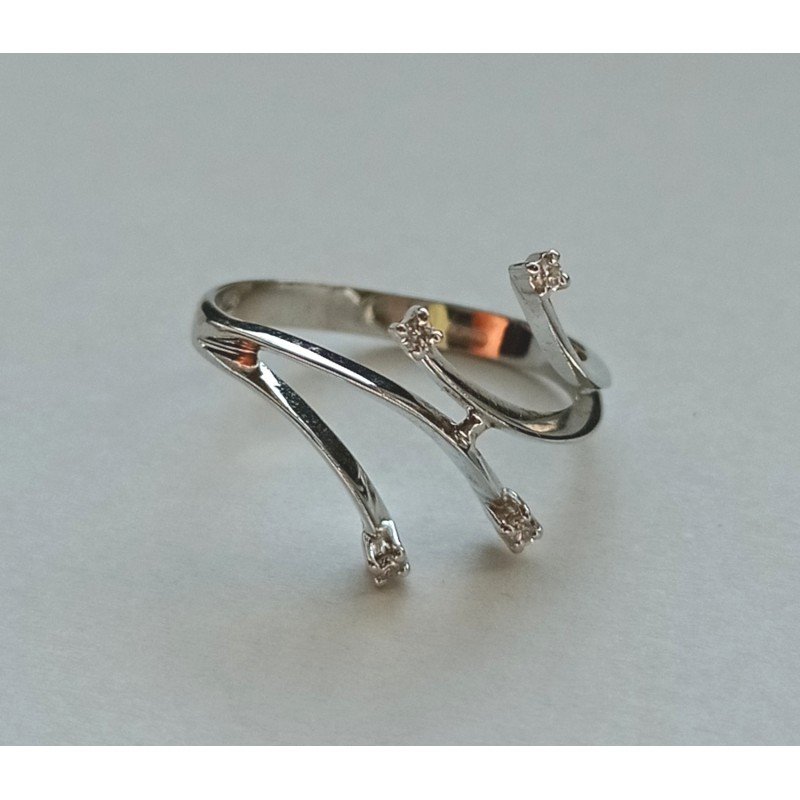 18k white gold ring with diamonds