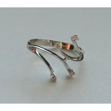 18k white gold ring with diamonds