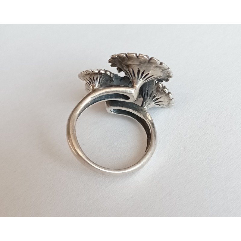 Silver ring with daisies