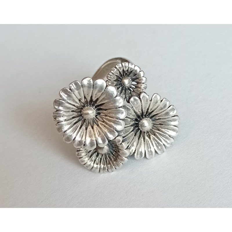 Silver ring with daisies