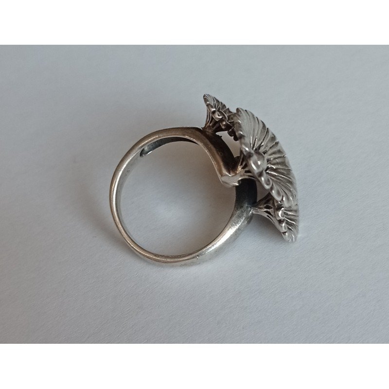 Silver ring with daisies