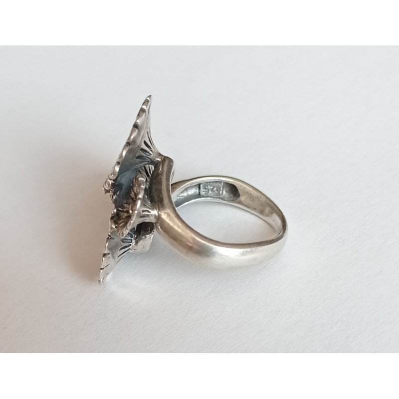 Silver ring with daisies