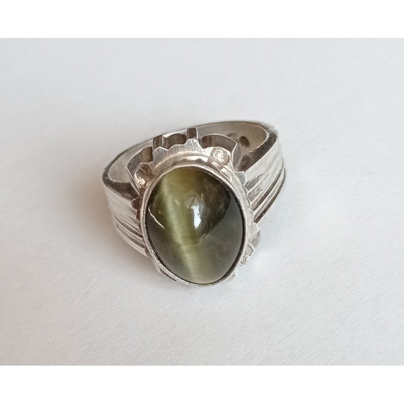 Silver ring with tiger's eye