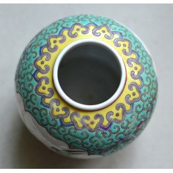 Vintage Chinese porcelain vessel/vase 2