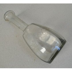 Vechi recipient de sticla cu dop pentru bauturi alcoolice