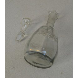 Vechi recipient de sticla cu dop pentru bauturi alcoolice