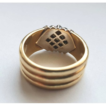 18k gold ring with diamonds