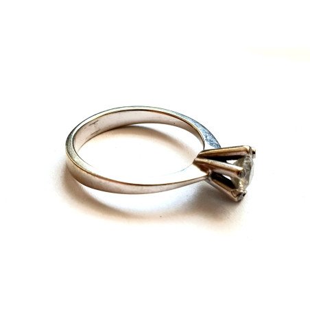 18k white gold ring with diamonds