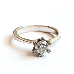 18k white gold ring with diamonds