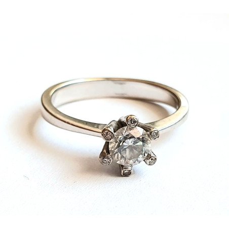 18k white gold ring with diamonds