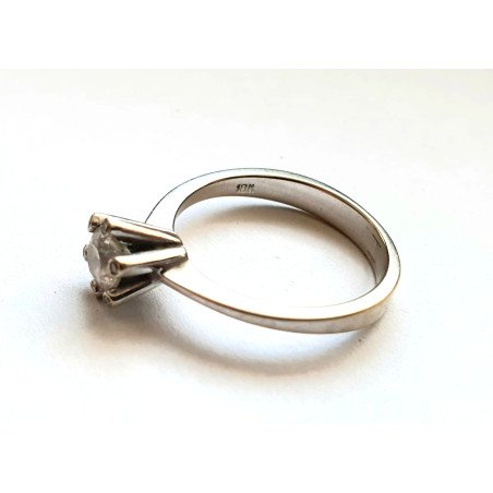 18k white gold ring with diamonds