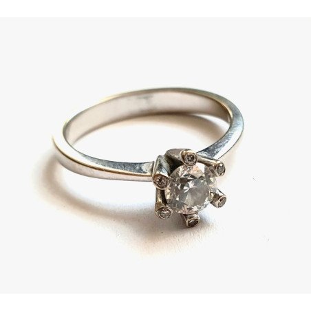 18k white gold ring with diamonds