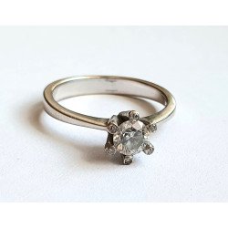 18k white gold ring with diamonds 2