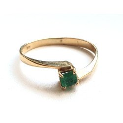 18k gold ring with emerald