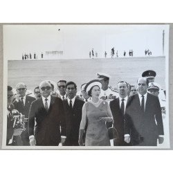 Regina Elisabeta a II-a...