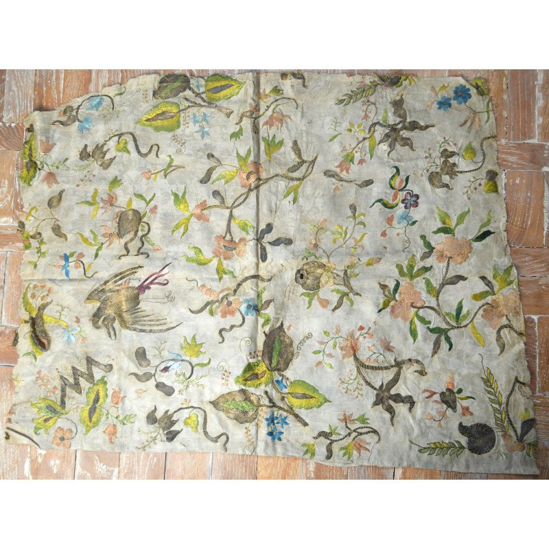 Fragment de broderie textilă cu fir metalic și mătase policromă, posibil Franța sau Portugalia, cca 1700–1750