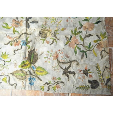 Fragment de broderie textilă cu fir metalic și mătase policromă, posibil Franța sau Portugalia, cca 1700–1750