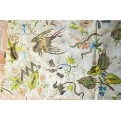 Fragment de broderie textilă cu fir metalic și mătase policromă, posibil Franța sau Portugalia, cca 1700–1750