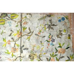 Fragment de broderie textilă cu fir metalic și mătase policromă, posibil Franța sau Portugalia, cca 1700–1750