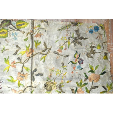 Fragment de broderie textilă cu fir metalic și mătase policromă, posibil Franța sau Portugalia, cca 1700–1750