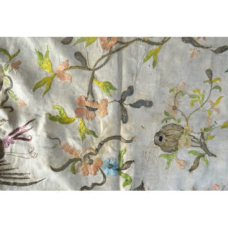 Fragment de broderie textilă cu fir metalic și mătase policromă, posibil Franța sau Portugalia, cca 1700–1750