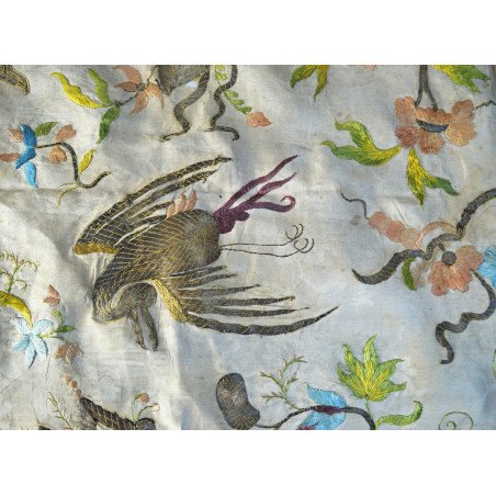 Fragment de broderie textilă cu fir metalic și mătase policromă, posibil Franța sau Portugalia, cca 1700–1750