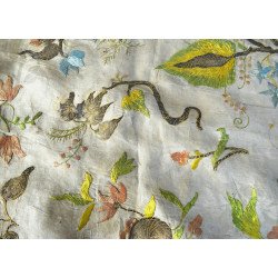 Fragment de broderie textilă cu fir metalic și mătase policromă, posibil Franța sau Portugalia, cca 1700–1750