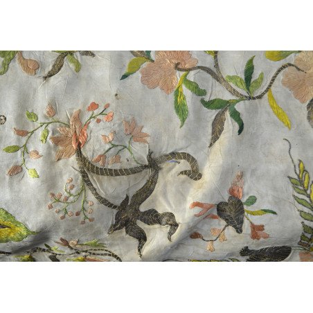 Fragment de broderie textilă cu fir metalic și mătase policromă, posibil Franța sau Portugalia, cca 1700–1750