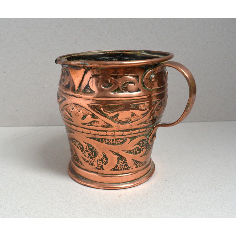 Vas de cupru cu toartă, decor repousse, Italia, secolul al XIX-lea